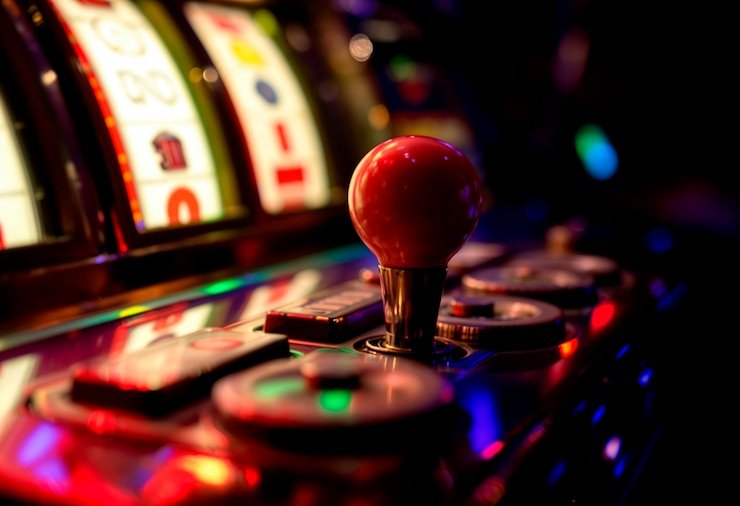 Layar ponsel menampilkan antarmuka akses cepat pada platform hiburan digital
